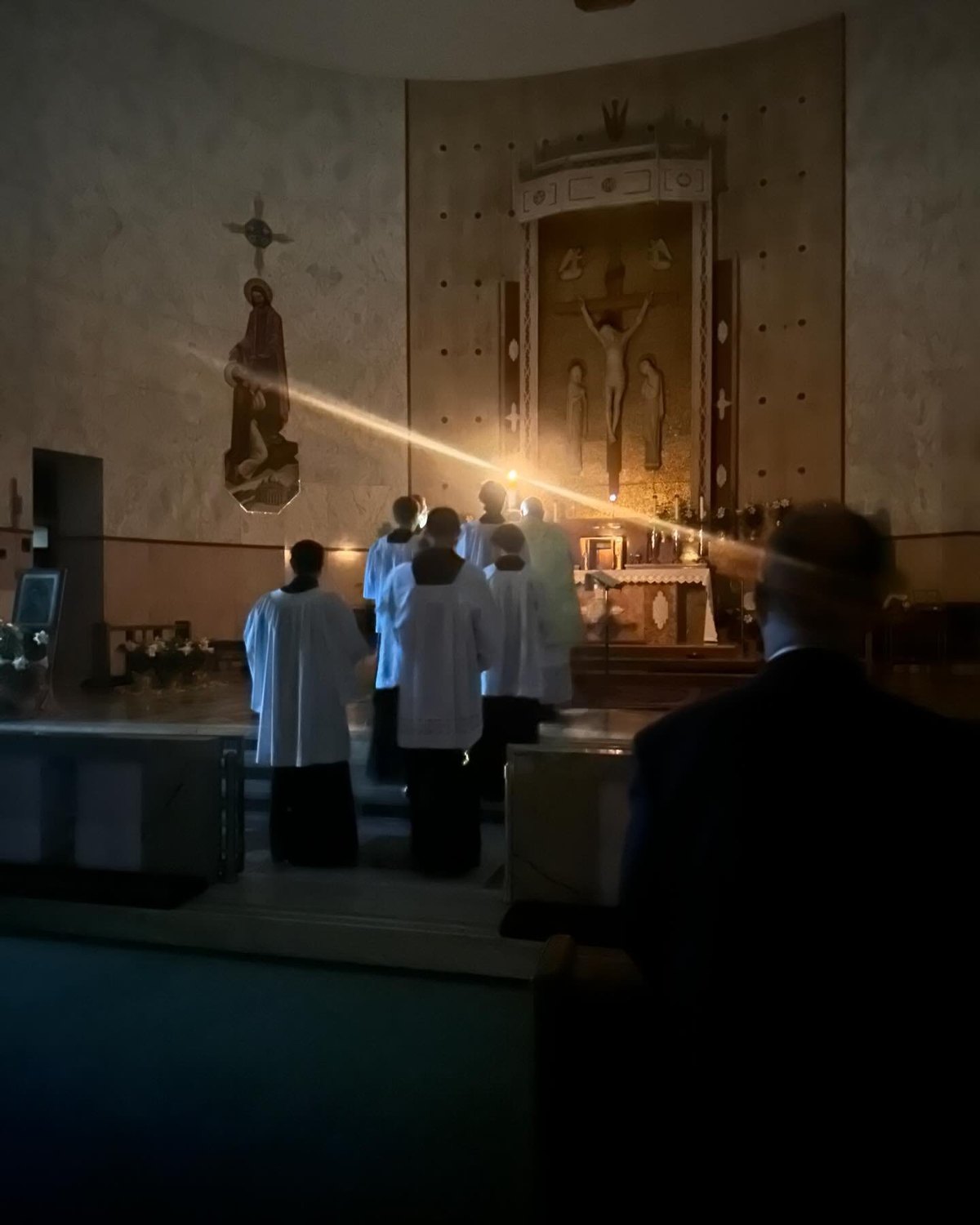 The church in darkness before the Exsultet